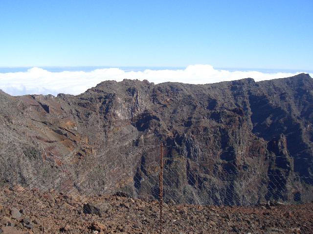 CIMG2050.JPG - auf dem Roque de los Muchachos (2421m): Blick auf den östlichen Calderarand (Cumbre Nueva, Panoramabild 3/4)