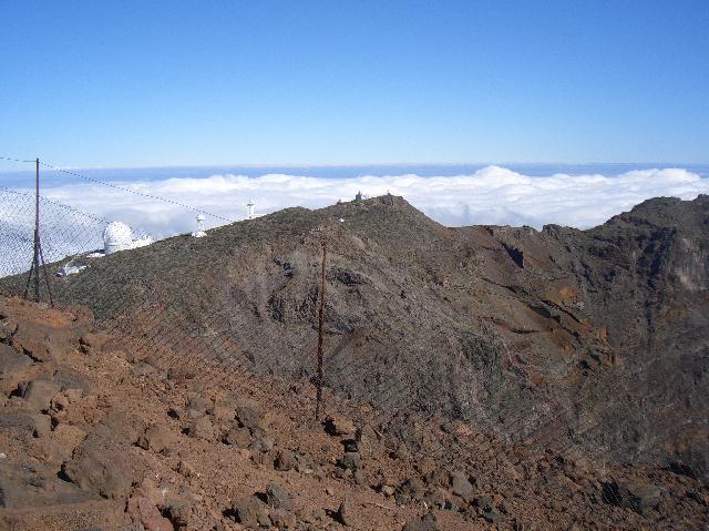 CIMG2051.JPG - auf dem Roque de los Muchachos (2421m): Blick auf den östlichen Calderarand (Cumbre Nueva, Panoramabild 4/4)