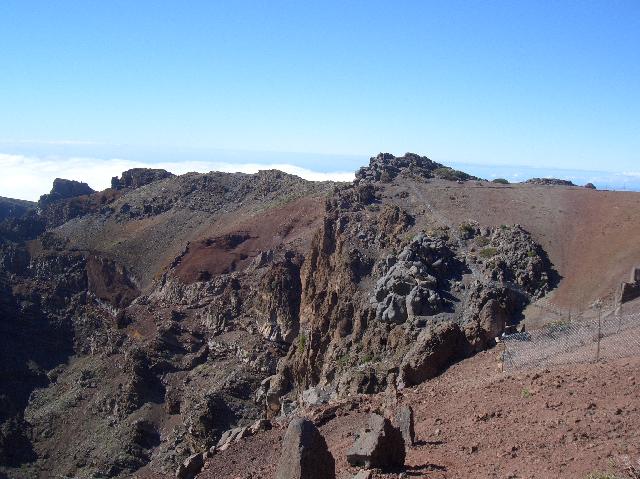CIMG2053.JPG - auf dem Roque de los Muchachos (2421m): Blick auf den westlichen Calderarand (Panoramabild 2/3)