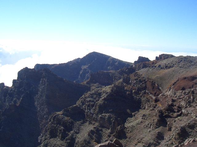 CIMG2054.JPG - auf dem Roque de los Muchachos (2421m): Blick auf den westlichen Calderarand (Panoramabild 3/3)