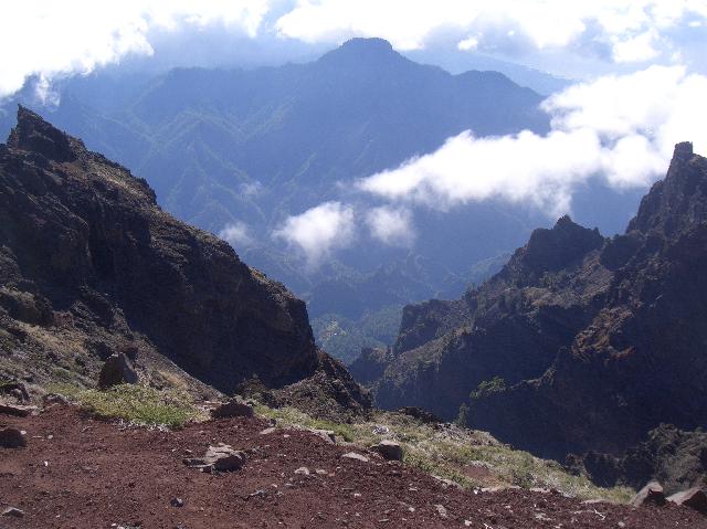 CIMG2055.JPG - auf dem Roque de los Muchachos (2421m): Blick in die Caldera und den Pico Bejenado (1834m)