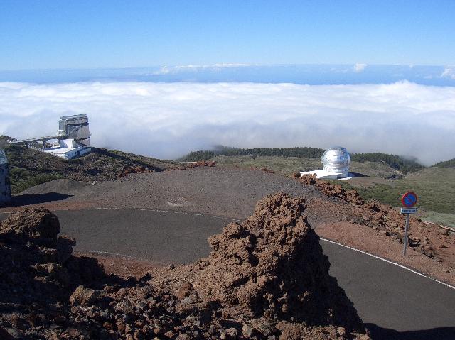 CIMG2056.JPG - auf dem Roque de los Muchachos (2421m): Blick auf neue Observatorien
