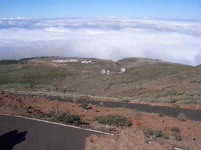 CIMG2057.JPG - auf dem Roque de los Muchachos (2421m): Blick auf die Sonnenspiegel, Unterkünfte und Hubschrauberlandeplätze