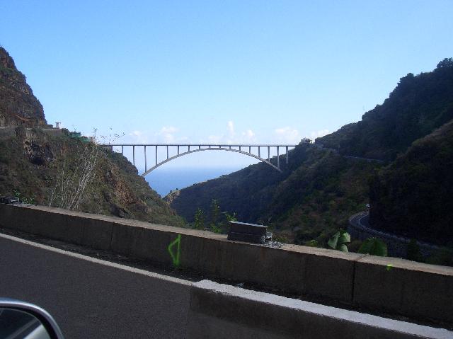 CIMG2074.JPG - Barranco del Agua: Blick von der alten Straße auf die Brücke mit der neuen Straße