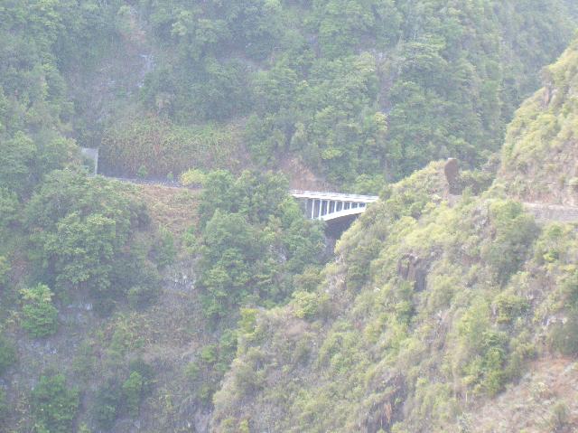 CIMG2075.JPG - Mirador an LP1 bei La Galga: Blick auf eine Straßenbrücke zwischen 2 Tunneln