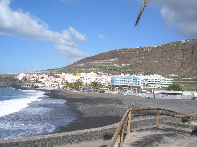 CIMG2097.JPG - Puerto Naos/Hotel Sol: Blick auf den Ort mit Strand (rote Fahnen)