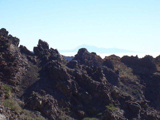 CIMG2110.JPG - am Roque Chico: Blick auf den weiteren Weg (im Hintergrund der Teide)