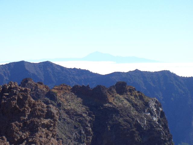 CIMG2111.JPG - am Roque Chico: Blick über die Cumbre auf die Nachbarinsel Teneriffa mit dem Teide