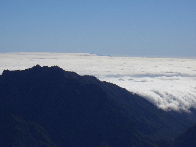 CIMG2112.JPG - am Roque Chico: Blick über die Cumbre auf die Nachbarinsel La Gomera