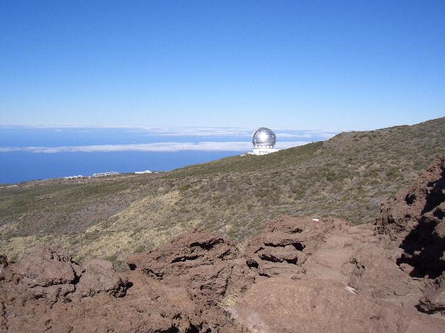 CIMG2124.JPG - am Roque Chico: Blick auf ein Observatorium am Roque de los Muchachos