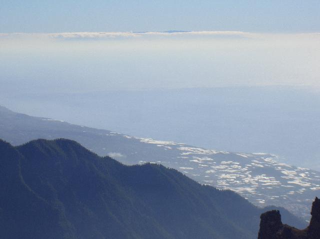 CIMG2126.JPG - Roque de los Muchachos: Blick ins Aridane-Tal mit dem Leuchtturm von Puerto Naos (im Hintergrund die Nachbarinsel El Hierro)