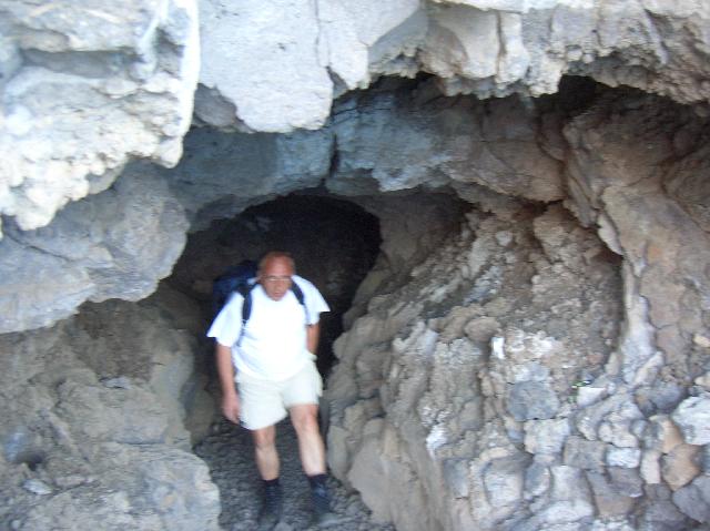 CIMG2133.JPG - Wanderung zur Playa de la Veta: Diddi kommt aus dem Tunnel
