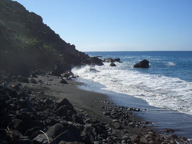 CIMG2138.JPG - Playa de la Veta: starke Brandung und hohe Wellen laden nicht gerade zum Bade ein