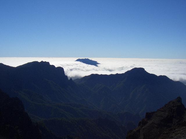 CIMG2146.JPG - Wanderweg GR131 am Pico de la Cruz: Blick zur Cumbre mit noch mehr Passatwolken