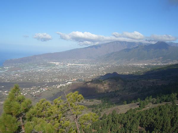 CIMG2946.JPG - Vulkan Tajuya (1078m): Blick vom Kraterrand nach El Time (Panoramabild 2).