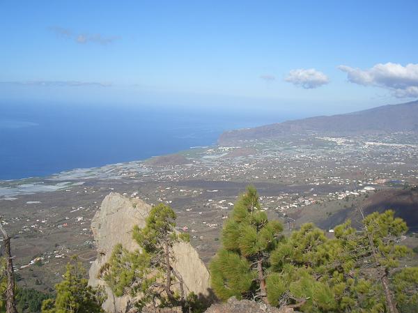 CIMG2947.JPG - Vulkan Tajuya (1078m): Blick vom Kraterrand nach Los Llanos (Panoramabild 3).