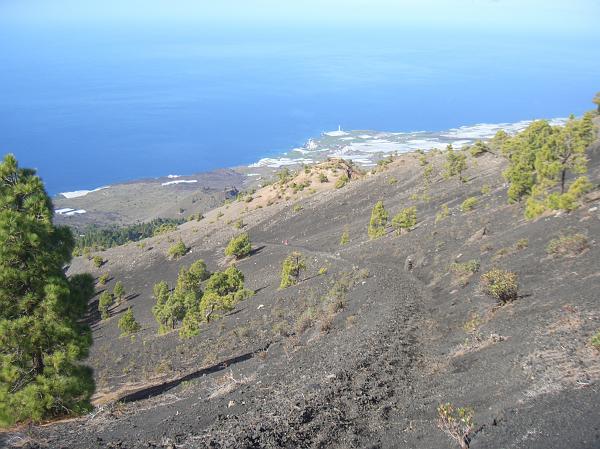 CIMG2954.JPG - am Vulkan Tajuya: Blick zurueck zum Aufstiegsweg.