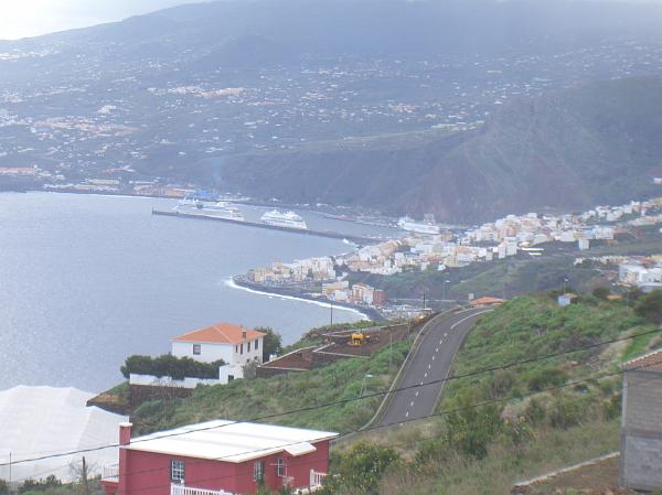 CIMG2973.JPG - bei Santa Cruz: Blick  zum Hafen mit zwei AIDAs.