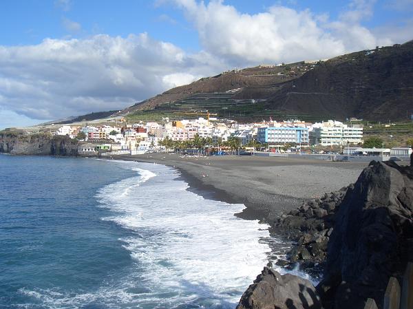 CIMG3028.JPG - Puerto Naos/Hotel Sol La Palma: Blick auf den Strand und den Ort.