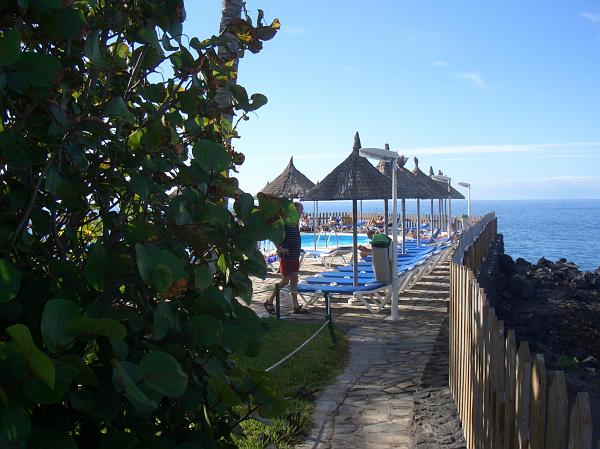 CIMG3029.JPG - Puerto Naos/Hotel Sol La Palma: Blick auf den Pool auf den Klippen am Meer.