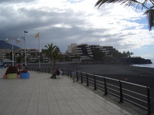 CIMG3031.JPG - Puerto Naos: Blick von der Strandpromeade zum Hotel Sol La Palma.