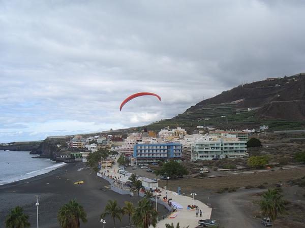 CIMG3035.JPG - Puerto Naos/Hotel Sol La Palma:.Ein Gleitschirmflieger landet am Strand.