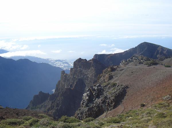 CIMG3040.JPG - Roque de los Muchachos (2426m): Blick Richtung Sueden mit Roque Palmero und Somada Alta.