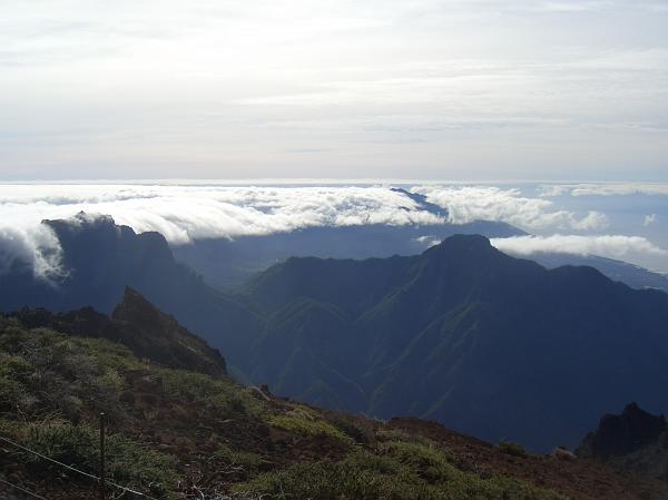 CIMG3041.JPG - Roque de los Muchachos (2426m): Blick Richtung Sueden mit Cumbrecita und Pico Bejenado.