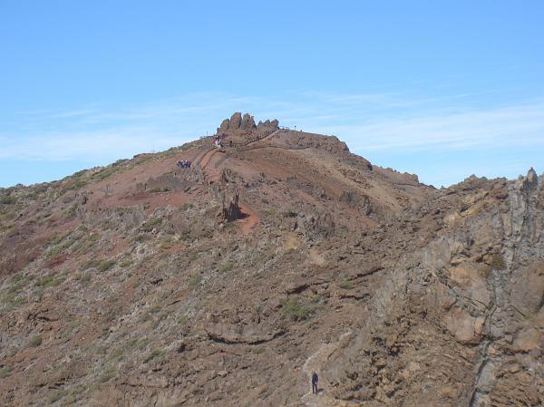 CIMG3042.JPG - Espigon del Roque (2382m): Blick hinauf zum Roque de los Muchachos (2426m).