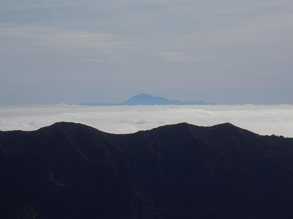 CIMG3043.JPG - Espigon del Roque (2382m): Blick ueber die Cumbre zum Teide auf Teneriffa.