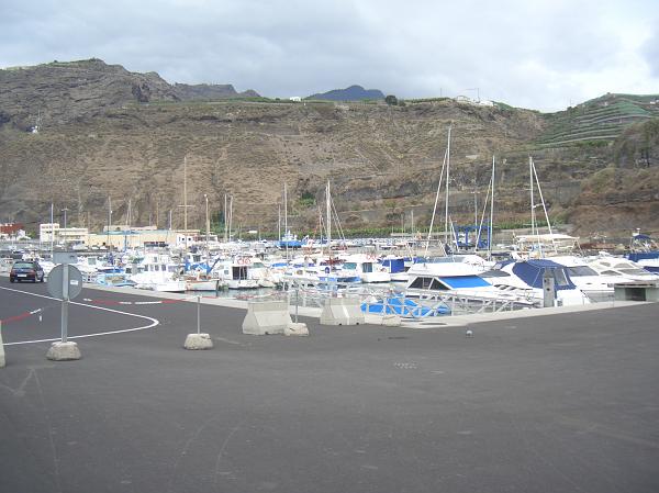 CIMG3049.JPG - Puerto de Tazacorte: ein paar kleine Schiffe gibt es.