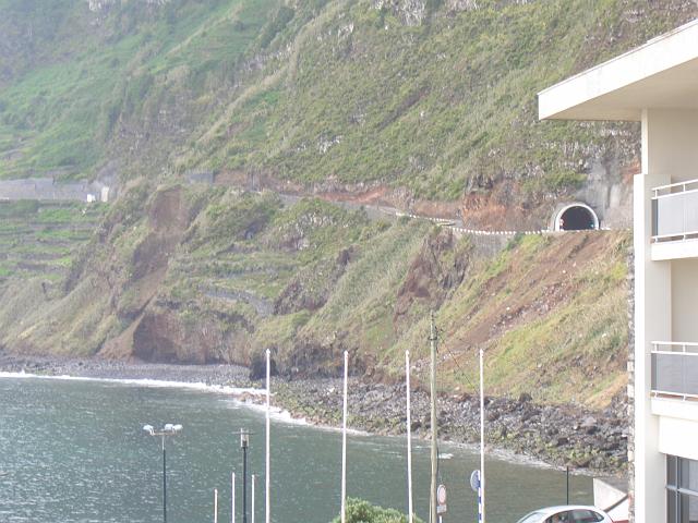CIMG1312.JPG - Porto Moniz: Blick von unserem Hotel zum ersten Tunnel