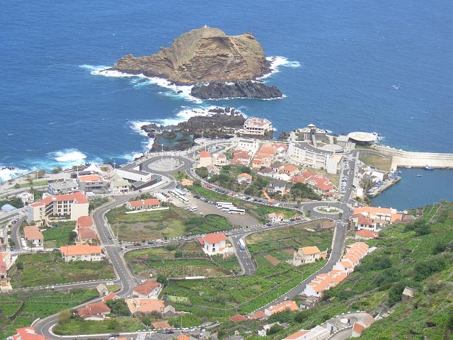 CIMG1340.JPG - Mirrador bei Porto Moniz: Blick auf den Ort mit unserem Hotel.