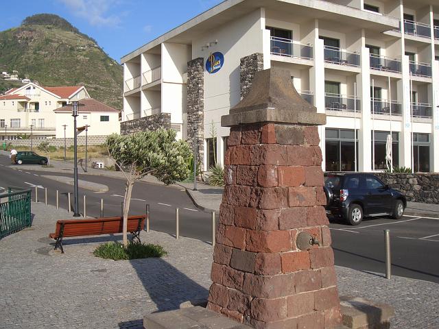 CIMG1344.JPG - Porto Moniz: Brunnen am Hotel.