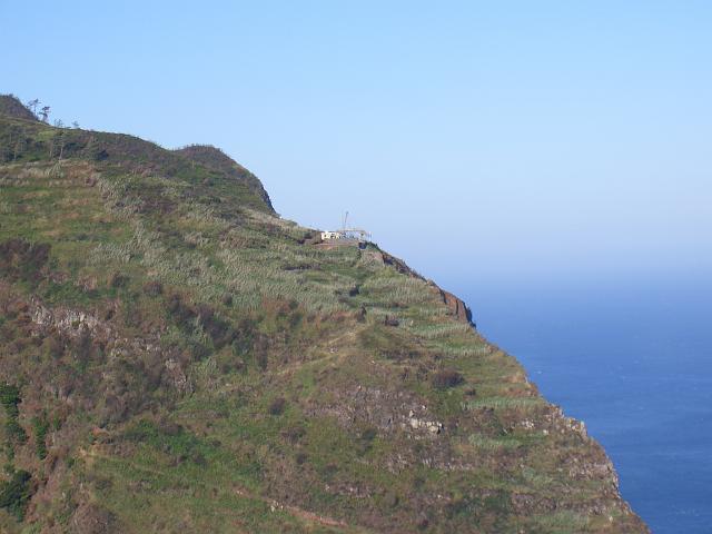CIMG1371.JPG - Pombais: Blick zum Ziel, der Bergstation der Seilbahn auf dem anderen Hang.