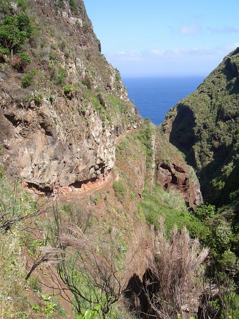 CIMG1377.JPG - Pombais: Der weitere Abstiegsweg führt weiter an dieser Felswand entlang.