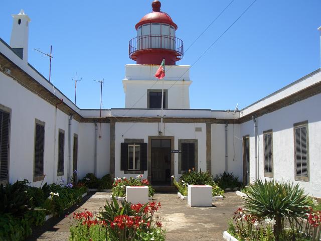 CIMG1392.JPG - Ponta do Pargo (Westkap): Blick in den Innenhof des Leuchtturms mit einer kleinen Ausstellung.