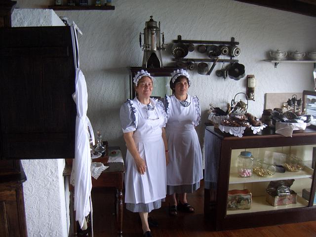 CIMG1439.JPG - Ponta Delgada: Diese beiden Damen in der Gaststube des Regionalmuseums sollen den Verkauf organisieren.