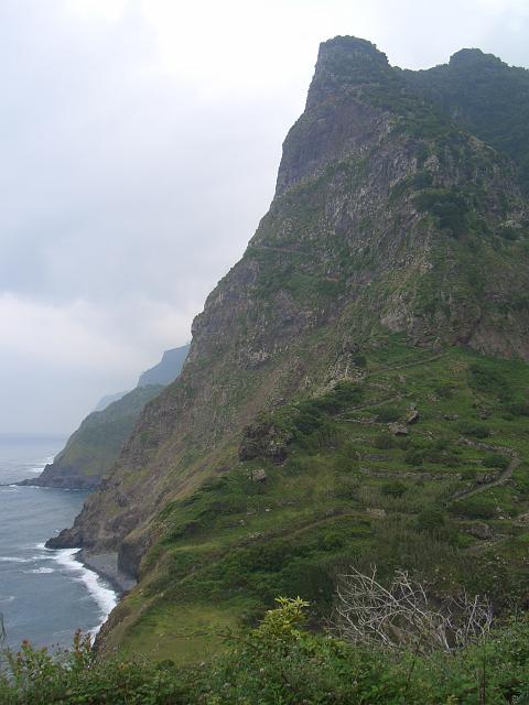 CIMG1444.JPG - bei São Cristovão: Blick vom Aussichtspunkt auf einen Wanderweg den Berg hinauf.
