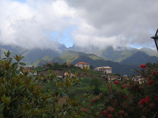 CIMG1467.JPG - Quinta de Furáo: Blick in die wolkenverhangenen Berge.