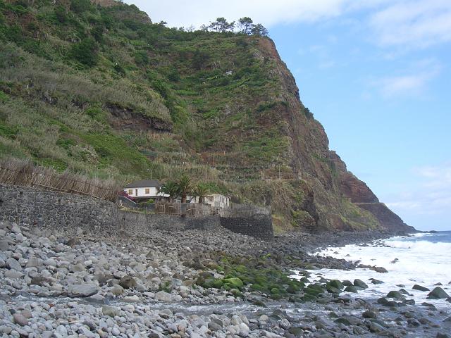 CIMG1476.JPG - bei São Jorge: Blick den Strand entlang in Richtung Westen mit dem weiteren Wanderweg.