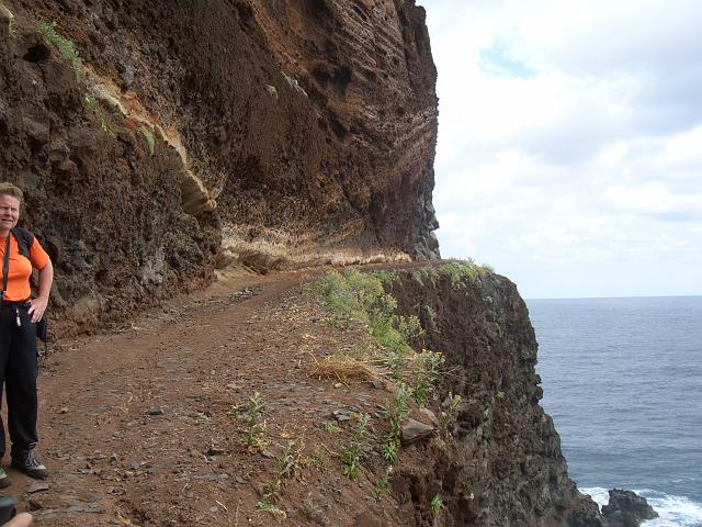 CIMG1482.JPG - bei São Jorge: Weiterer Wegeverlauf an der Steilküste entlang.