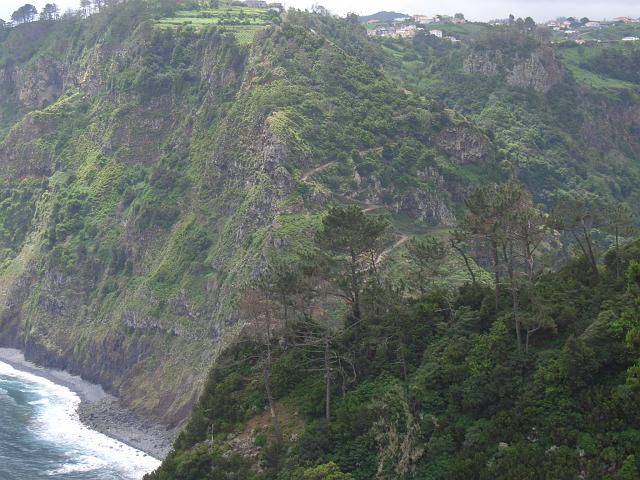 CIMG1489.JPG - bei São Jorge: Blick auf den Abstiegsweg auf dem gegenüberliegenden Berghang.