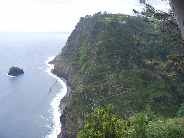 CIMG1490.JPG - São Jorge: Blick vom Rastplatz auf den Abstiegsweg auf dem gegenüberliegenden Berghang.