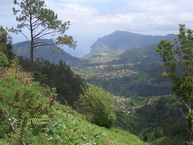 CIMG1494.JPG - Wanderung bei Pico das Pedras: Blick am Adlerfelsen vorbei Richtung Ostkap.