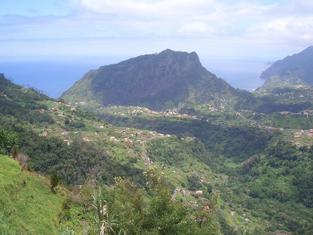 CIMG1495.JPG - Wanderung bei Pico das Pedras: Blick zum Adlerfelsen.