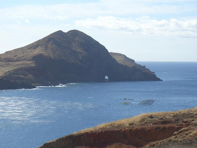 CIMG1513.JPG - Wanderung Ponta de São Lorenço (Ostkap): Blick zum höchsten Punkt der Insel, dem Pico do Furado (150m, Der Durchlöcherte) mit einem Felsentor am Meer.