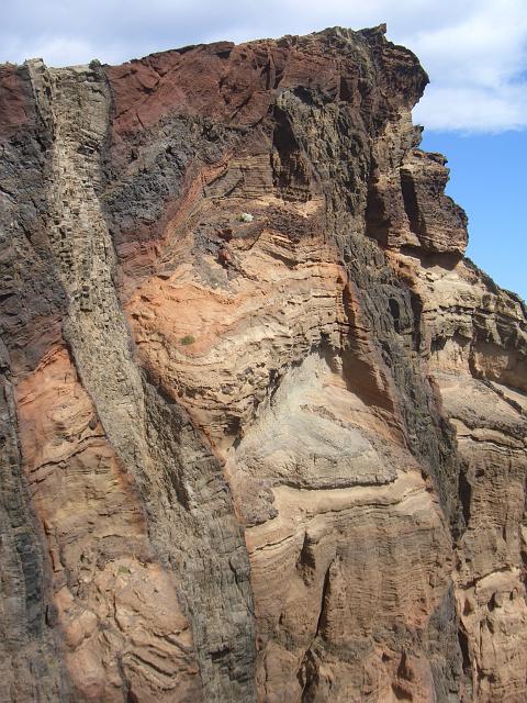 CIMG1517.JPG - Wanderung Ponta de São Lorenço (Ostkap): man kann wieder gut die verschiedenen Gesteinsschichten erkennen.