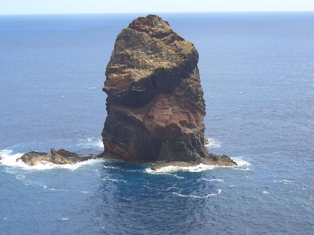 CIMG1518.JPG - Wanderung Ponta de São Lorenço (Ostkap): Einsamer Fels im Meer.