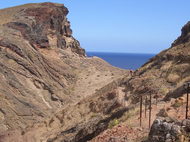 CIMG1522.JPG - Wanderung Ponta de São Lorenço (Ostkap): Der Weg ist teilweise gut gesichert.